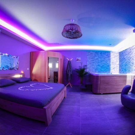 Nuit Vip Spa Sauna Privatif Le Rove Eksteriør billede