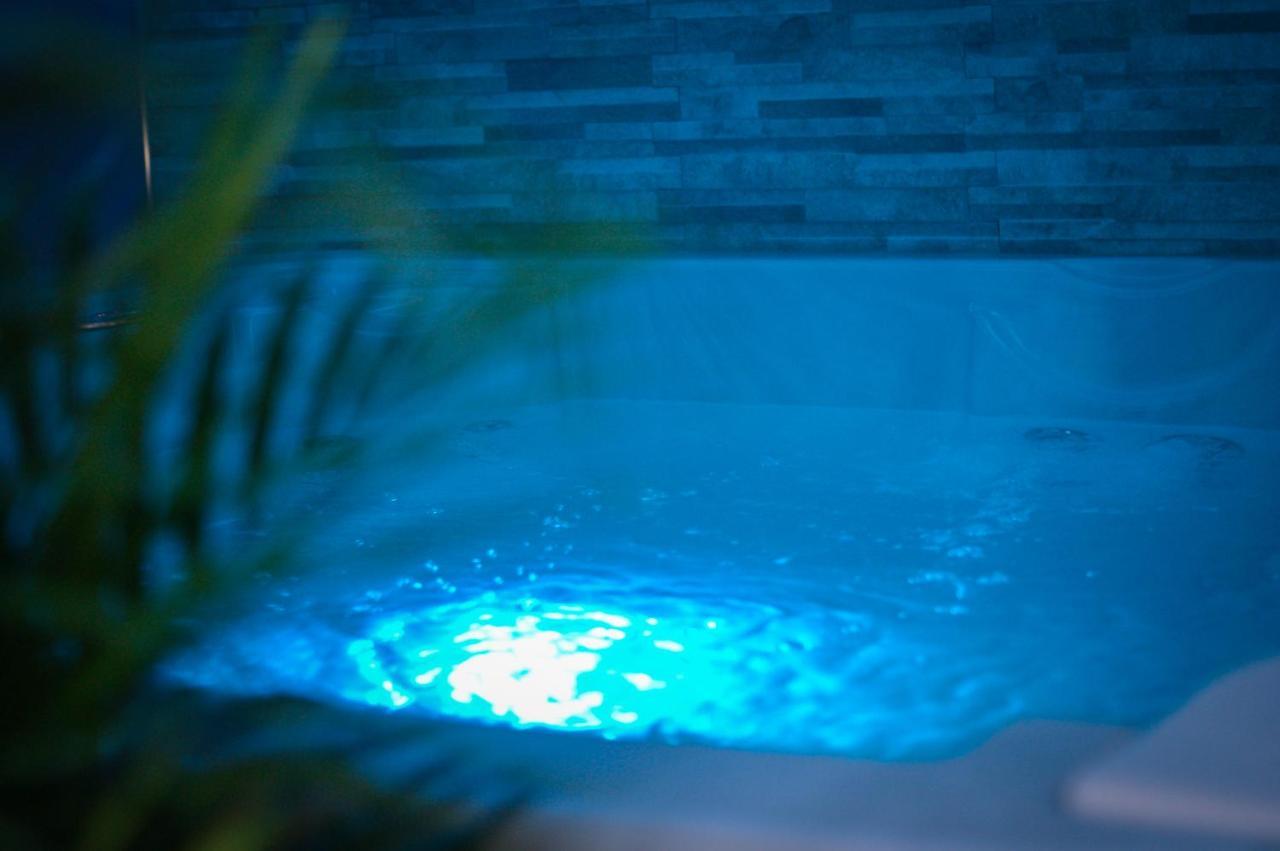 Nuit Vip Spa Sauna Privatif Le Rove Eksteriør billede